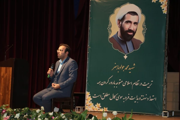 معلمان و مربیان پرورشی، نقش بسیار مهمی در آگاه سازی برای انتخاب اصلح در انتخابات دارند 6