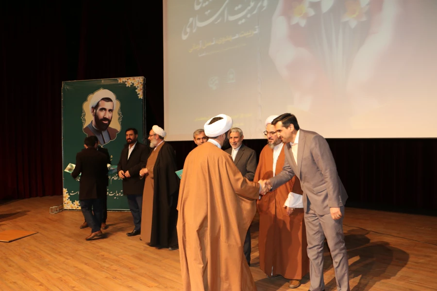 معلمان و مربیان پرورشی، نقش بسیار مهمی در آگاه سازی برای انتخاب اصلح در انتخابات دارند 46