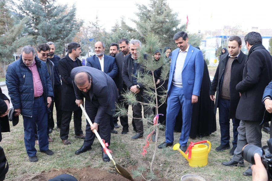 غرس نهال  با هدف پردیس سبز و گرامیداشت یاد و خاطره شهدای دانشجو معلم در دانشگاه فرهنگیان آذربایجان شرقی 27