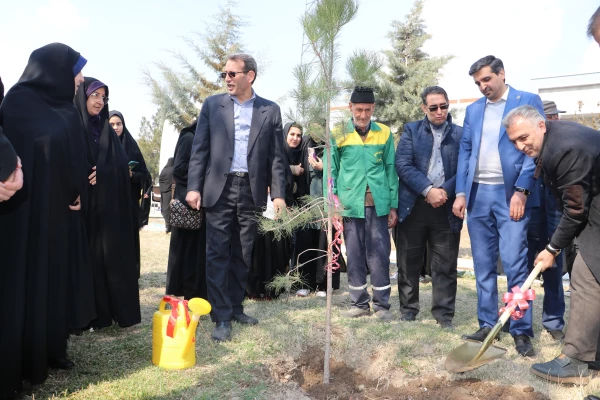 غرس نهال  با هدف پردیس سبز و گرامیداشت یاد و خاطره شهدای دانشجو معلم در دانشگاه فرهنگیان آذربایجان شرقی 30
