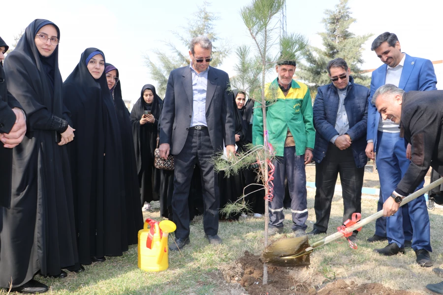 غرس نهال  با هدف پردیس سبز و گرامیداشت یاد و خاطره شهدای دانشجو معلم در دانشگاه فرهنگیان آذربایجان شرقی 31