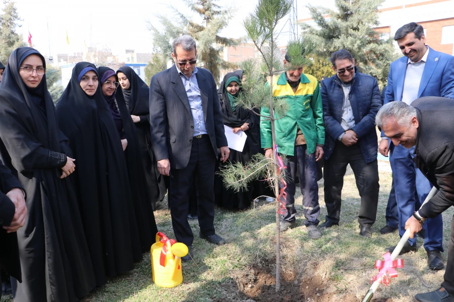 غرس نهال  با هدف پردیس سبز و گرامیداشت یاد و خاطره شهدای دانشجو معلم در دانشگاه فرهنگیان آذربایجان شرقی 32
