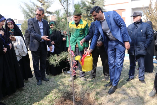 غرس نهال  با هدف پردیس سبز و گرامیداشت یاد و خاطره شهدای دانشجو معلم در دانشگاه فرهنگیان آذربایجان شرقی 33