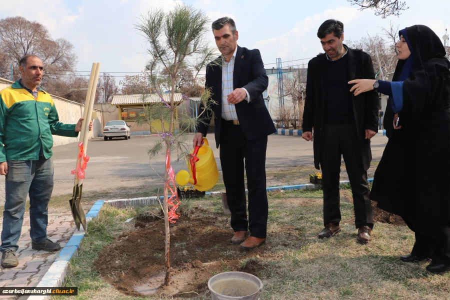 غرس نهال  با هدف پردیس سبز و گرامیداشت یاد و خاطره شهدای دانشجو معلم در دانشگاه فرهنگیان آذربایجان شرقی 37