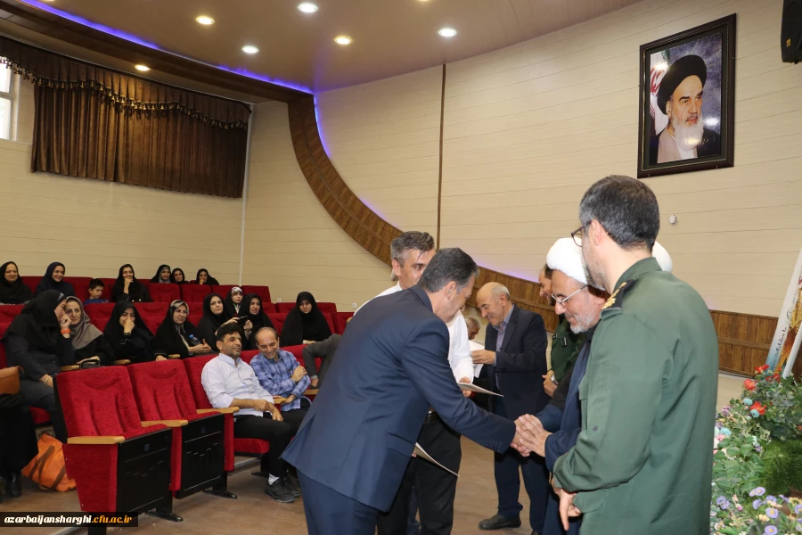 تجلیل از کارکنان برتر بسیج در هفته دولت 5