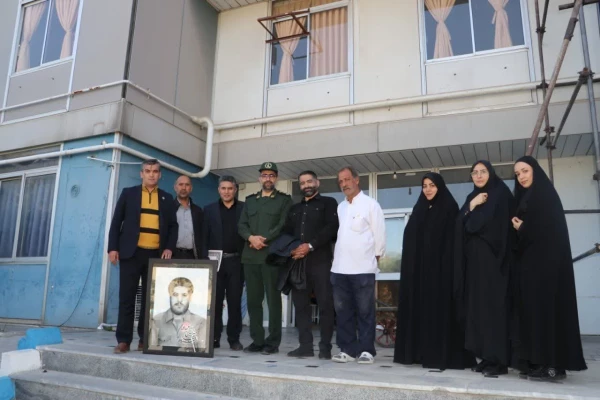 طراحی سیاه قلم چهره سردار شهید سید حسین امجدی توسط یگی از دانشجو معلمان پردیس فاطمه الزهرا (س) 5