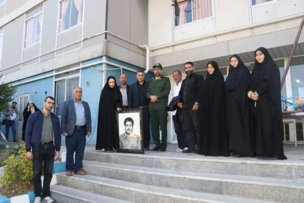 طراحی سیاه قلم چهره سردار شهید سید حسین امجدی توسط یگی از دانشجو معلمان پردیس فاطمه الزهرا (س) 8