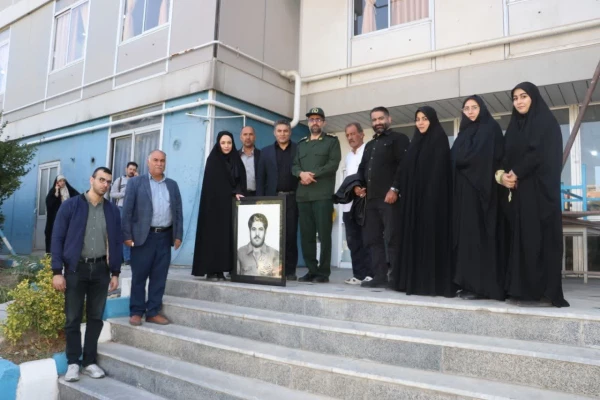 طراحی سیاه قلم چهره سردار شهید سید حسین امجدی توسط یگی از دانشجو معلمان پردیس فاطمه الزهرا (س) 9