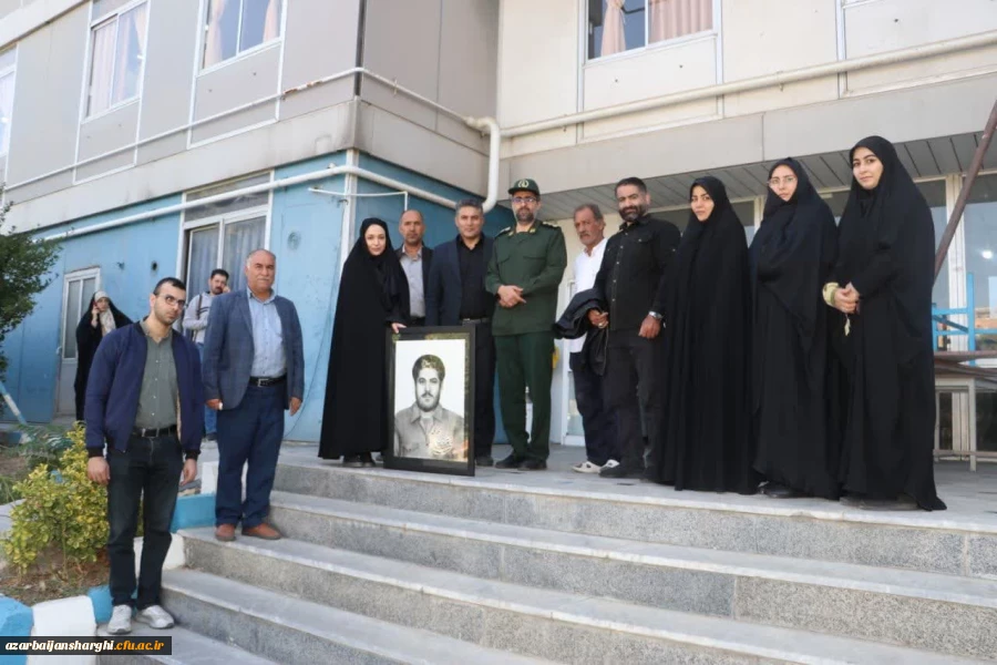 طراحی سیاه قلم چهره سردار شهید سید حسین امجدی توسط یگی از دانشجو معلمان پردیس فاطمه الزهرا (س) 9