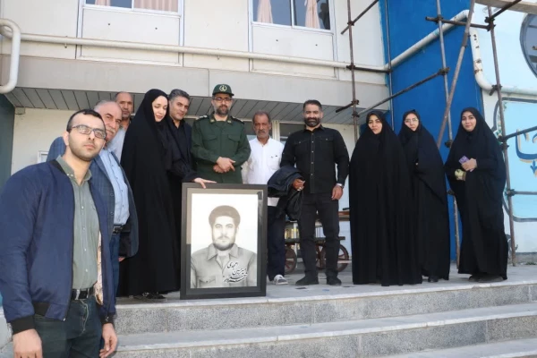 طراحی سیاه قلم چهره سردار شهید سید حسین امجدی توسط یگی از دانشجو معلمان پردیس فاطمه الزهرا (س) 10