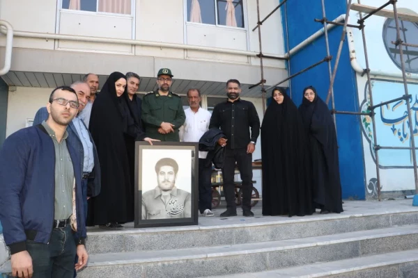 طراحی سیاه قلم چهره سردار شهید سید حسین امجدی توسط یگی از دانشجو معلمان پردیس فاطمه الزهرا (س) 12