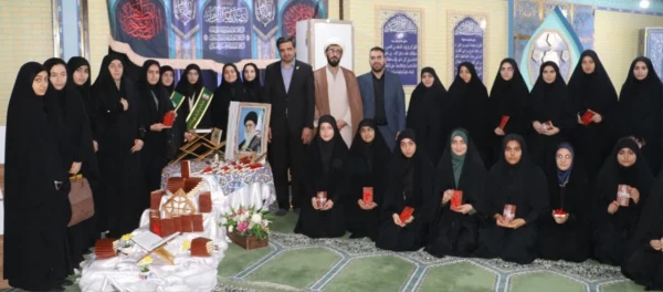 اهدای کلام الله مجید از سوی دفتر مقام معظم رهبری به نو دانشجو معلمان
  3