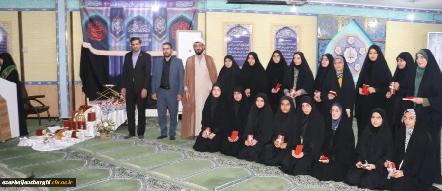 اهدای کلام الله مجید از سوی دفتر مقام معظم رهبری به نو دانشجو معلمان
  3