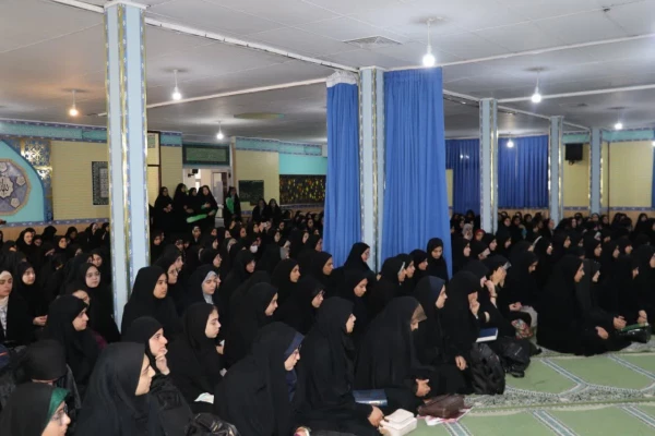 اهدای کلام الله مجید از سوی دفتر مقام معظم رهبری به نو دانشجو معلمان
  4