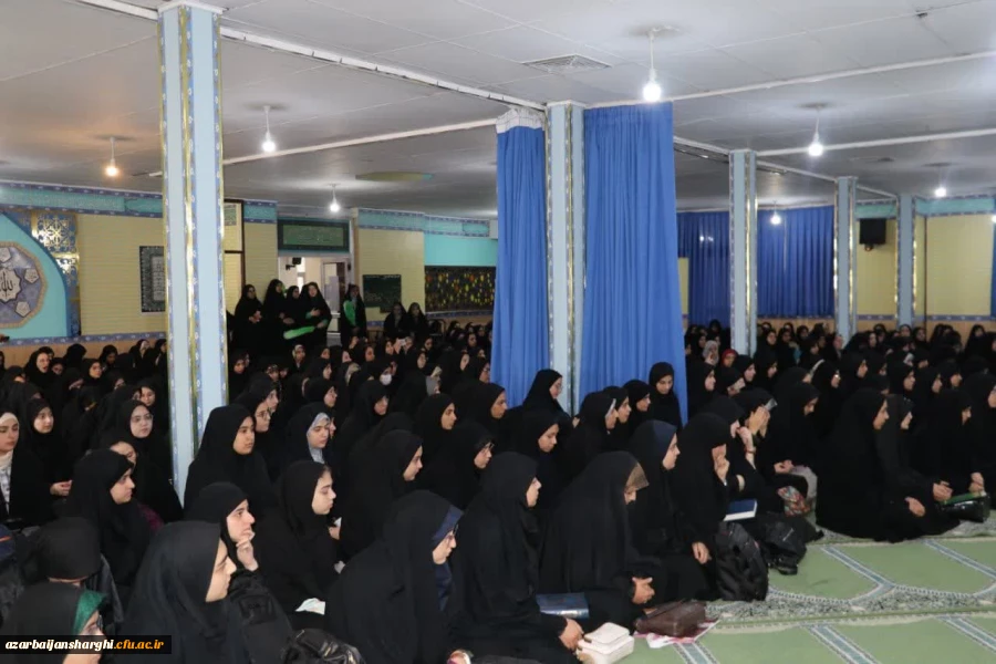 اهدای کلام الله مجید از سوی دفتر مقام معظم رهبری به نو دانشجو معلمان
  4