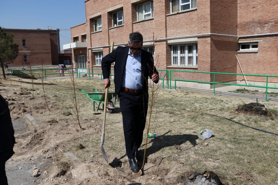 غرس نهال ایثار در پردیس علامه امینی تبریز  3