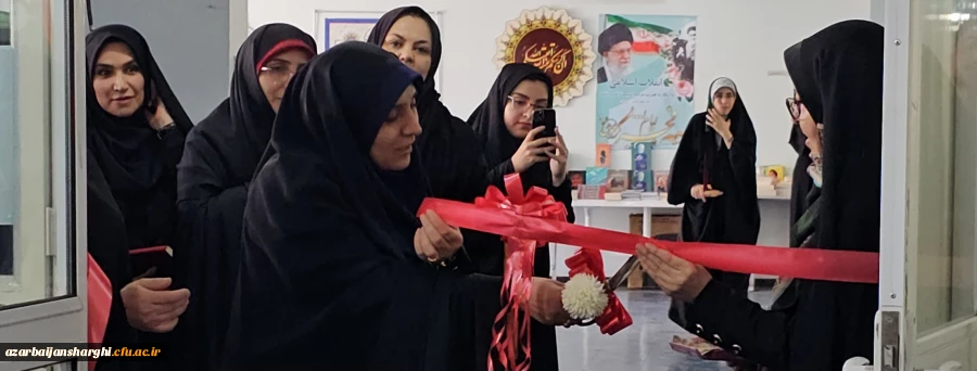 دوازدهمین نمایشگاه آثار هنری دانشجومعلمان به مناسبت دهه سرآمدی آموزش در پردیس فاطمه الزهرا برگزار شد  2