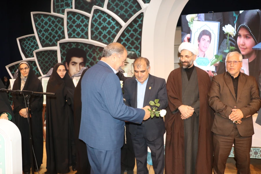 ۱۶۲۰ دانشجو معلم قدردان حماسه آفرینی های۴۳ شهید دانشجو معلم آذربایجان شرقی
 10