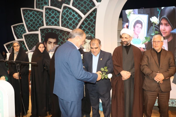 ۱۶۲۰ دانشجو معلم قدردان حماسه آفرینی های۴۳ شهید دانشجو معلم آذربایجان شرقی
 20