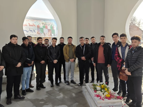 دانشجو معلمان نسبت به دفاع از آرمان های شهدا بصیر باشند 8